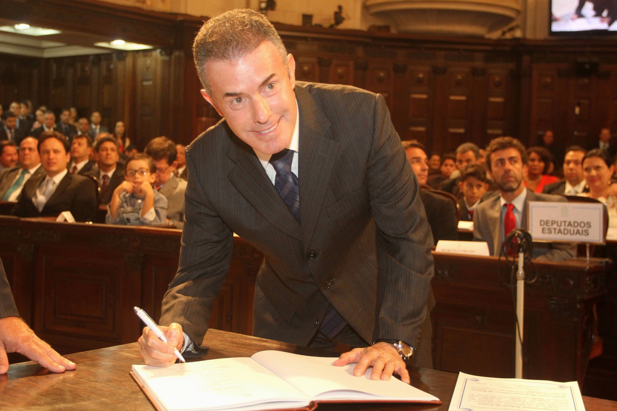 Chiquinho assinando