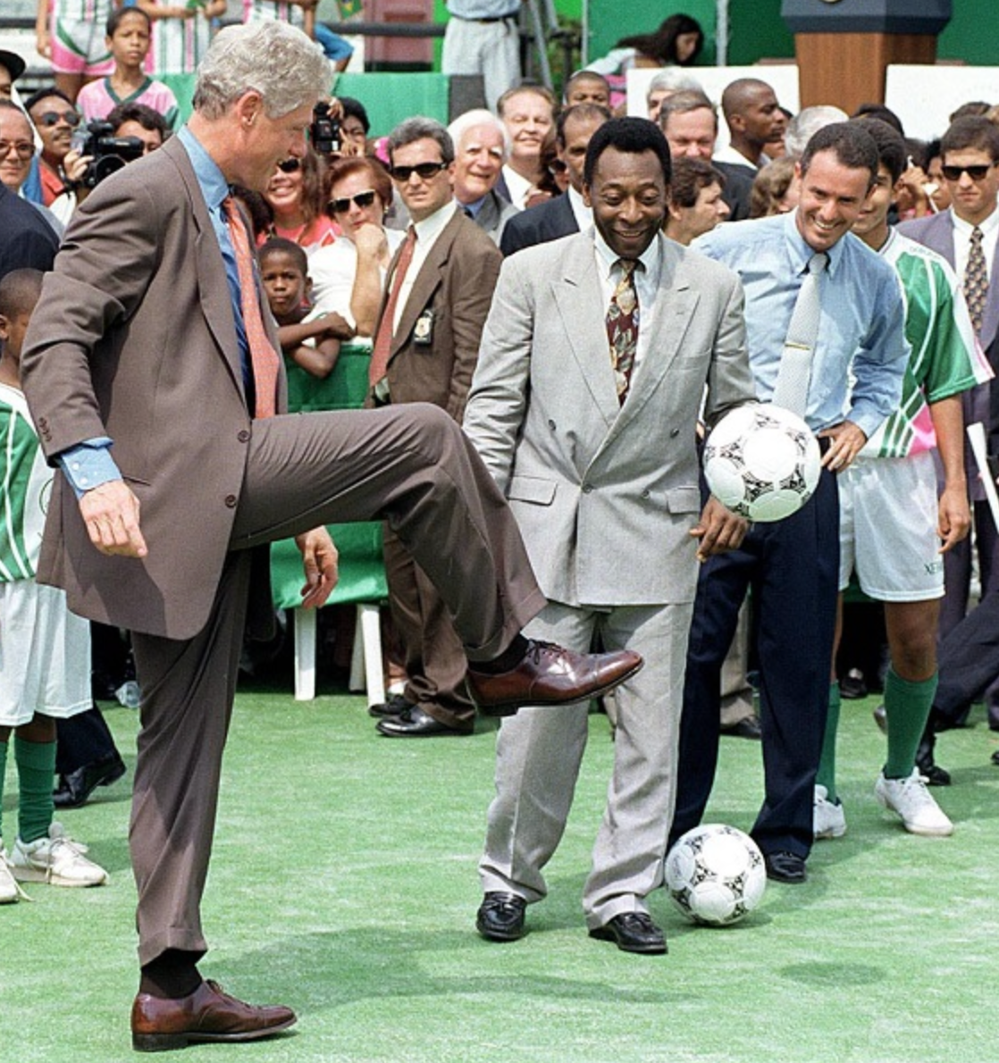 Bill Clinton, Pelé e Chiquinho da Mangueira no Programa Social da Mangueira