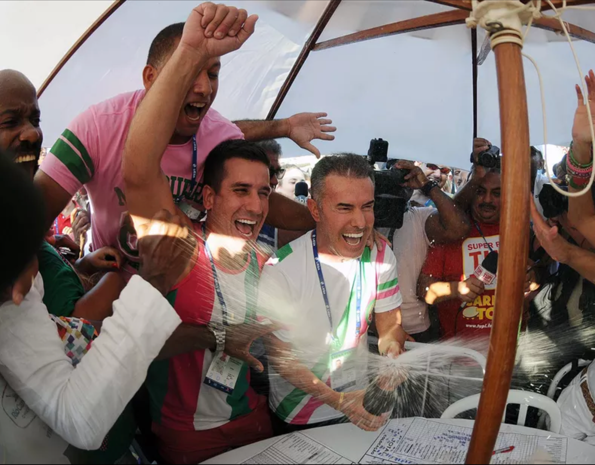 Chiquinho da Mangueira celebrando o título da Estação Primeira de Mangueira
