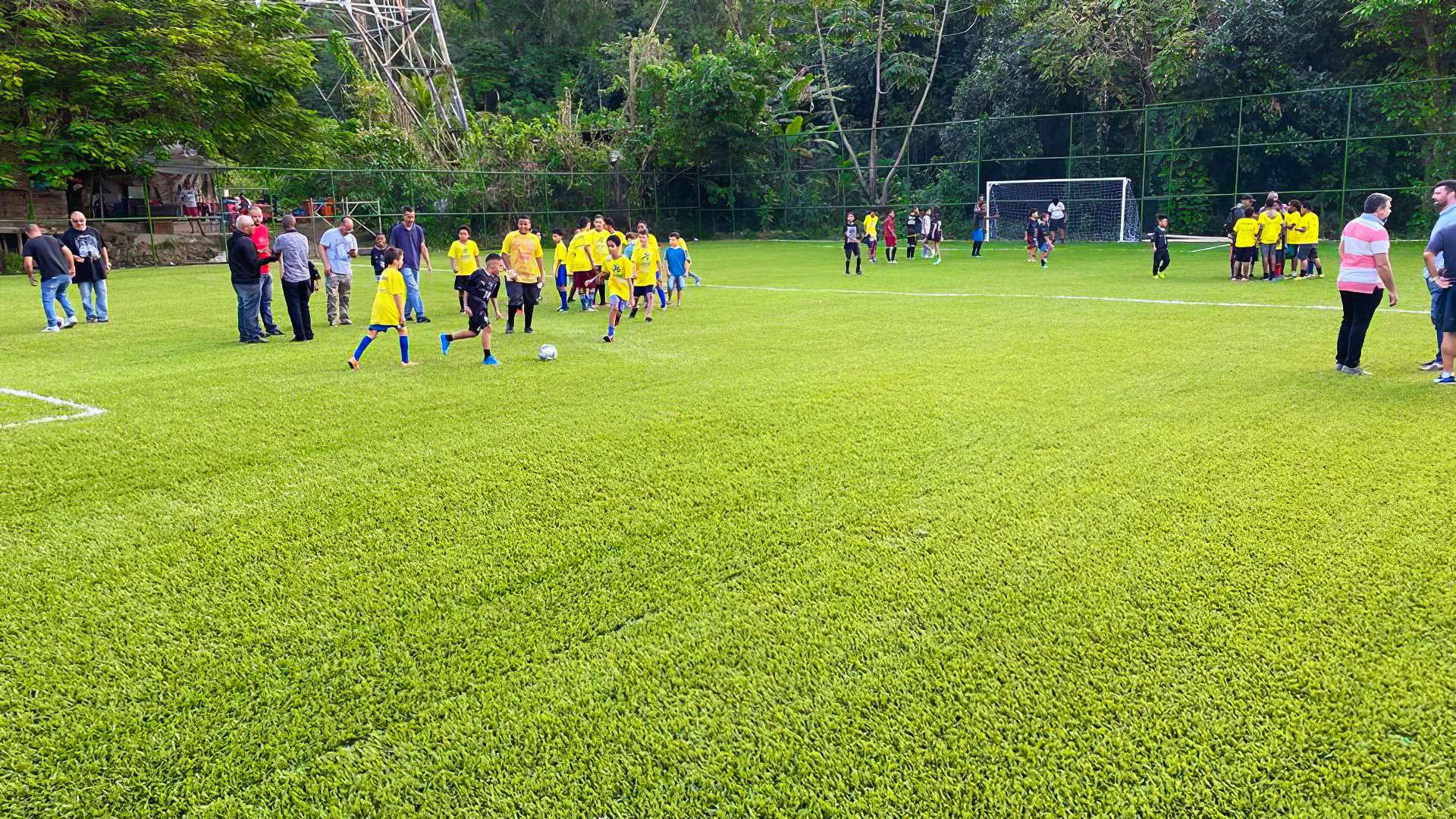Campo com crianças jogando