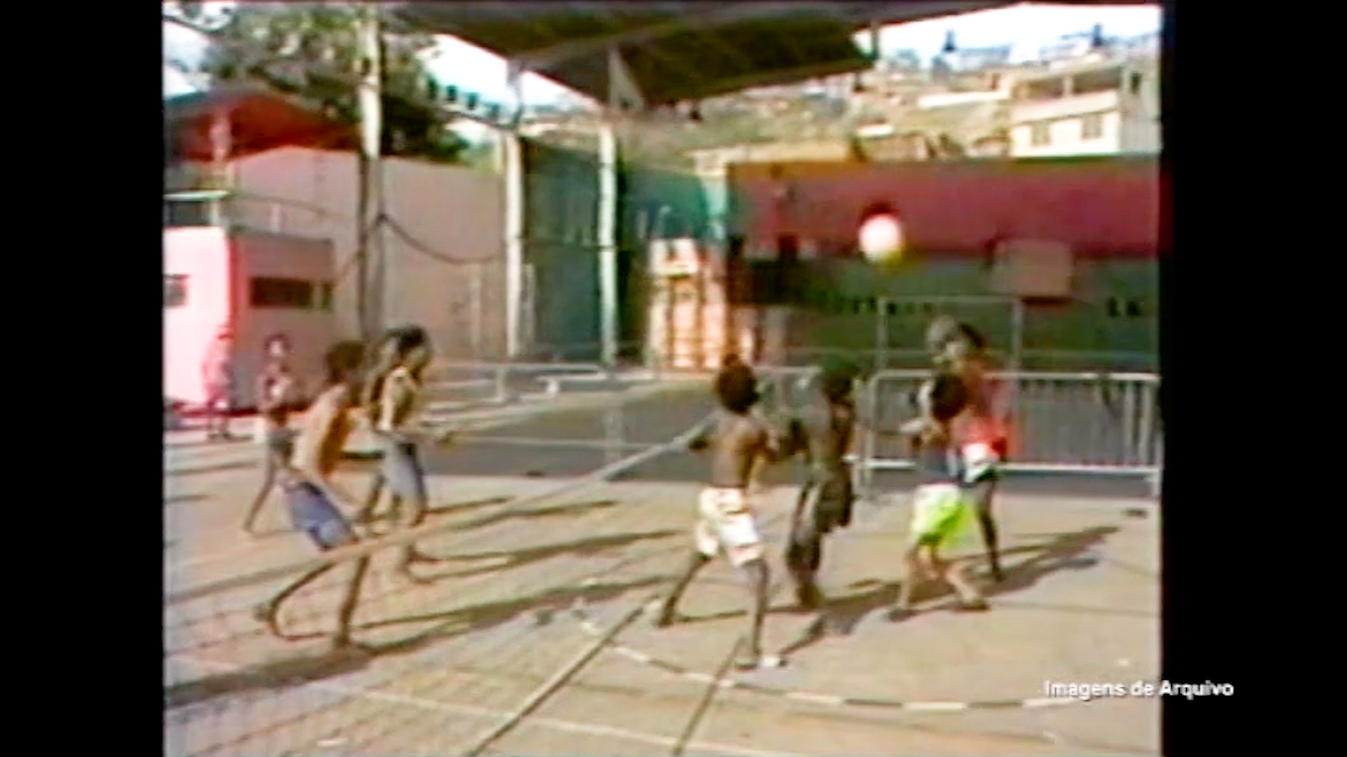Crianças brincando e praticando esporte no Programa Social da Mangueira